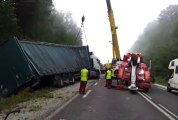 Accident camion-voiture en Haute-Saône : une grue pour relever le poids-lourd