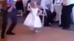 МОТИКА: Мало девојче игра, растура на свадба. Едноставно брилијантно.