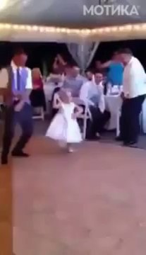 МОТИКА: Мало девојче игра, растура на свадба. Едноставно брилијантно.