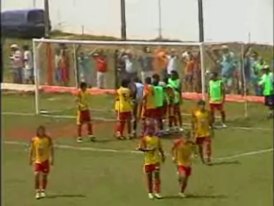 Balljunge erzielt ein Tor