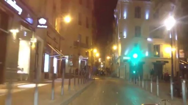 ........ Hani insan bazen ne ileri ne geri, tek bir adım atamaz ya..! Birini yanında tutmayı bilemez ama onun... yokluğunu da istemez . Kaybetmeyi göze alamaz;