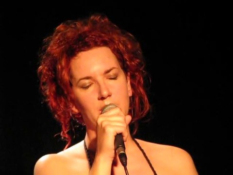 Geneviève Morissette chante La femme en beige à A Thou Bout d'Chant, Lyon, le 21 septembre 2013