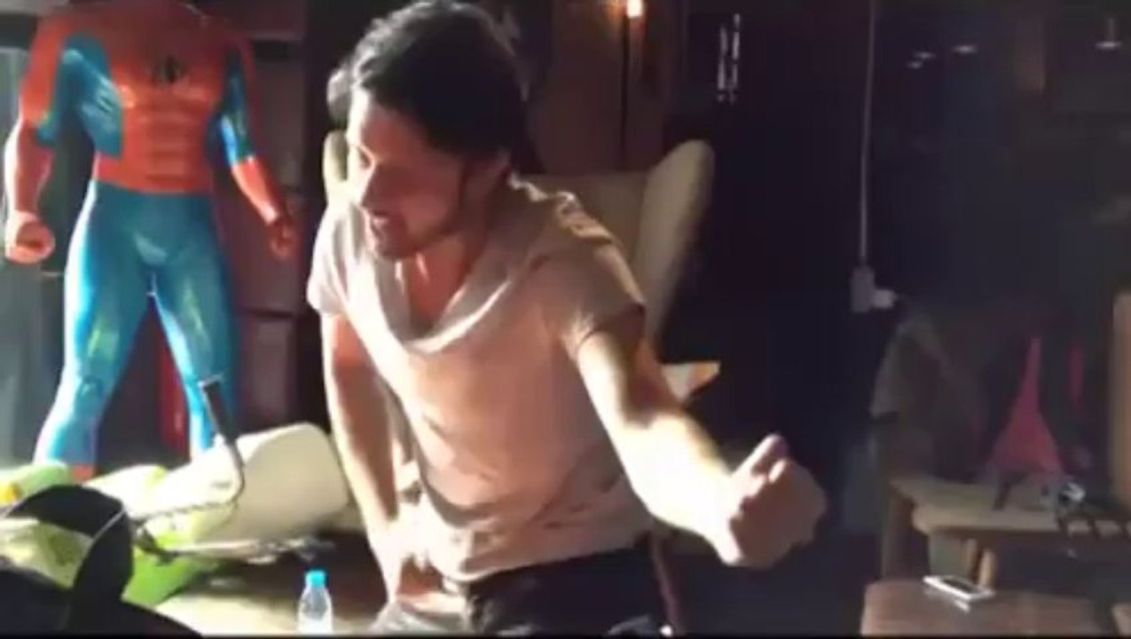 Atif Aslam having fun at Jazba Music Video shoot!