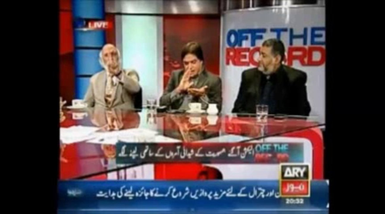 Hanif Abbasi giving GANDI GALIAN to Imran Khan andHaroon Rasheed.