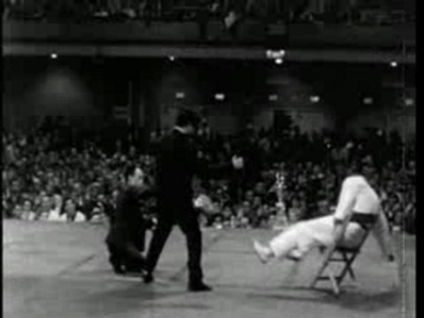 Bruce Lee fait des pompes avec 2 doigts