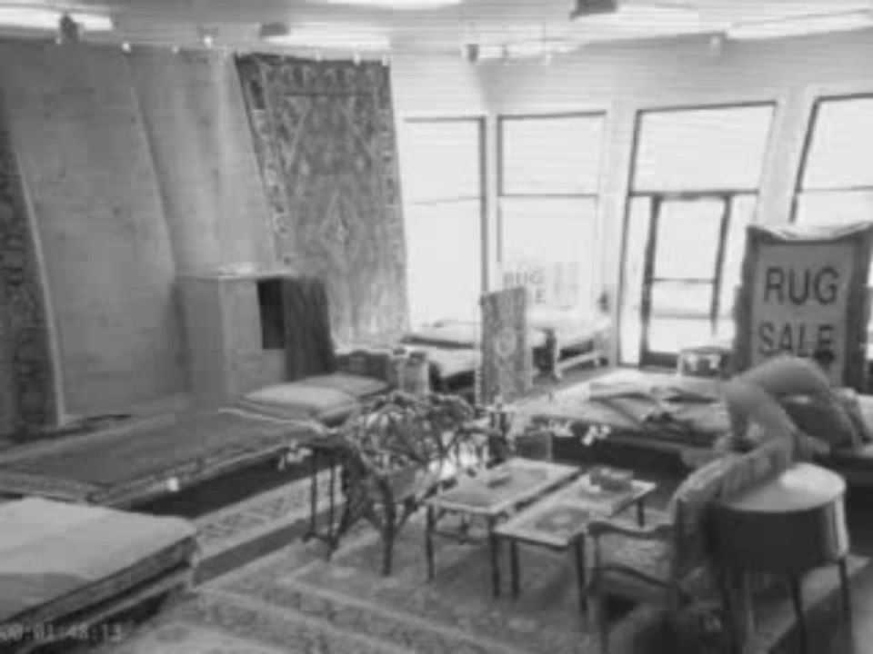 Un voleur pas malin... Il se fait enrouler dans un tapis!