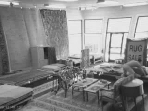 Un voleur pas malin... Il se fait enrouler dans un tapis!