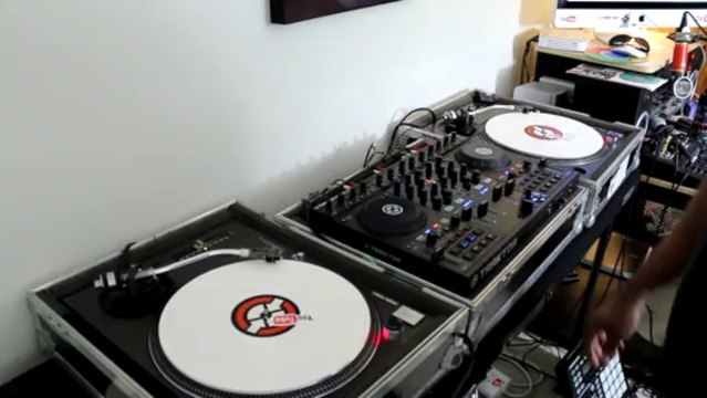 DJKAY NATIVE INSTRUMENTS TRAKTOR KONTROL S4 SCRATCH USING TRAKTOR KONTROL VINYL