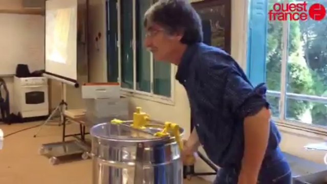 L'extraction du miel - Le miel de Lorient est extrait devant le public.