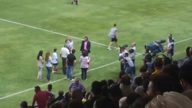 Ο Σάββας Θεοδωρίδης δίνει δύο ερυθρόλευκες φανέλες για το Χαμόγελο του Παιδιού