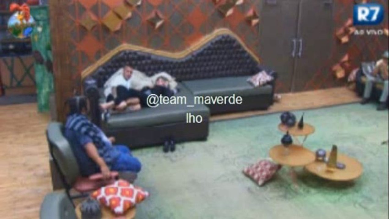 Barbara e Mateus se abraçam e trocam selinhos n...