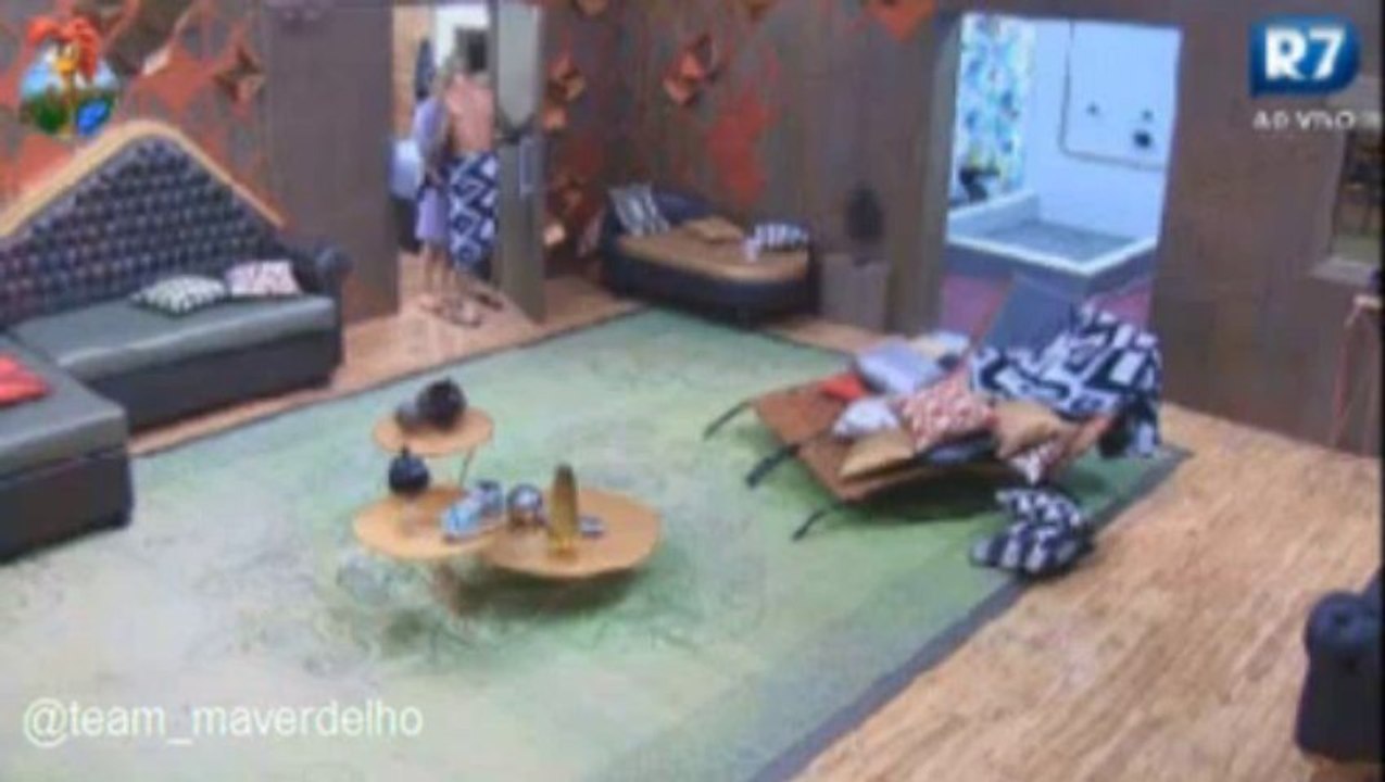 Barbara e Mateus se esbarram e trocam selinhos, noite 22/09