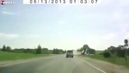 Car launched in the air after losing control and crash!