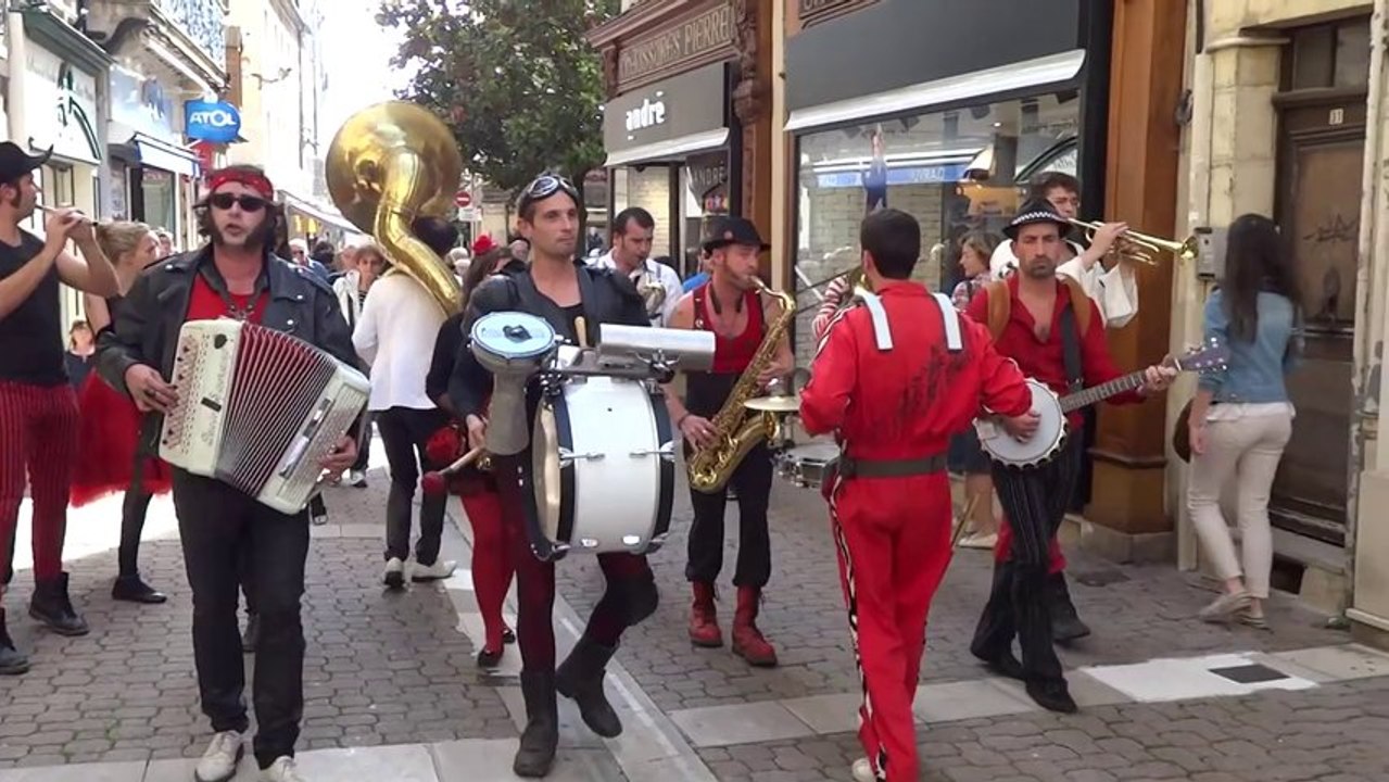 Agglofolie à Nevers (Nièvre) - Fanfare : à la gueule du ch'val et Spectacle Page Blanche