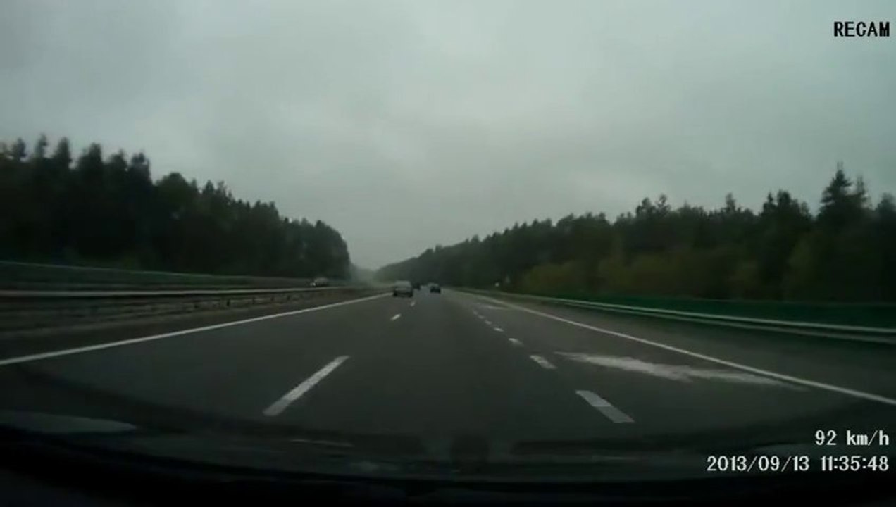 Speeding car crashes into median! Violent!