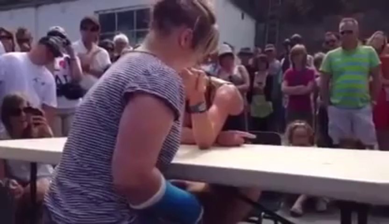 Elle se casse le bras en faisant un bras de fer!