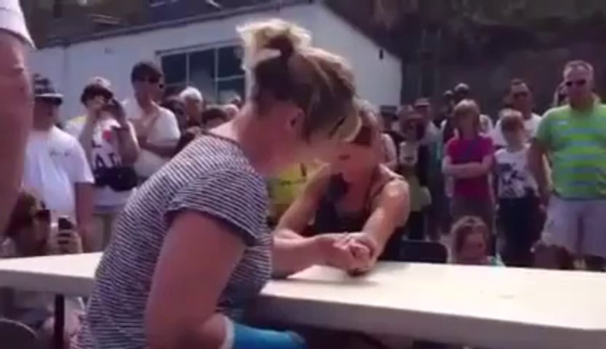Arm wrestling is dangerous : this girl breaks her arm! Violent...