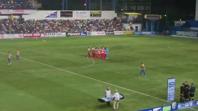 Οι παίκτες των δύο ομάδων λίγο πριν από τη σέντρα στο Αγρίνιο