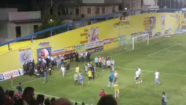 Ο Μίτσελ αποχωρεί από τον αγωνιστικό χώρο στο τέλος του ματς