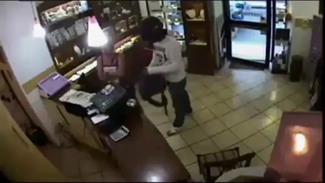 Un bijoutier sicilien met deux braqueurs en fuite