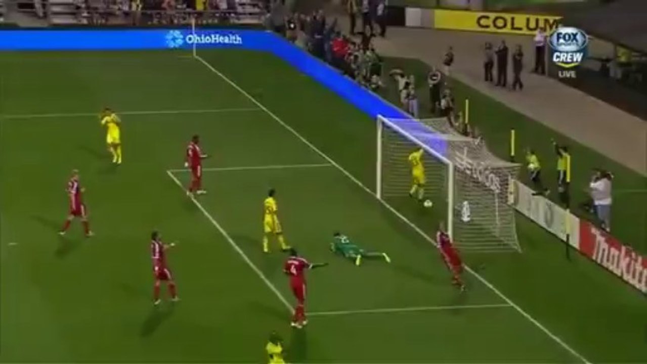 Dominic Oduro mange une pizza pour célébrer son but avec le Columbus Crew