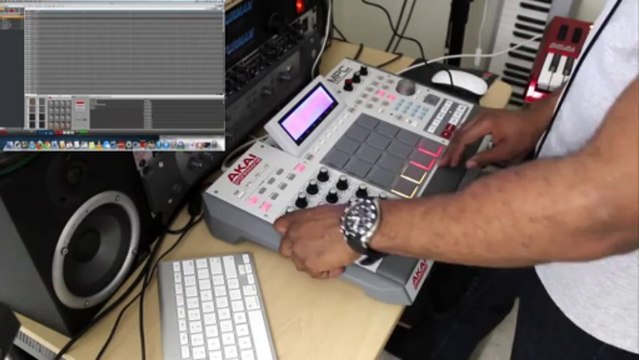 USED THE AKAI MAX49 KEYBOARD & THE AKAI MPC RENAISSANCE,KONTAK5 SCARBEE JAY BASS from Ni komplete 8