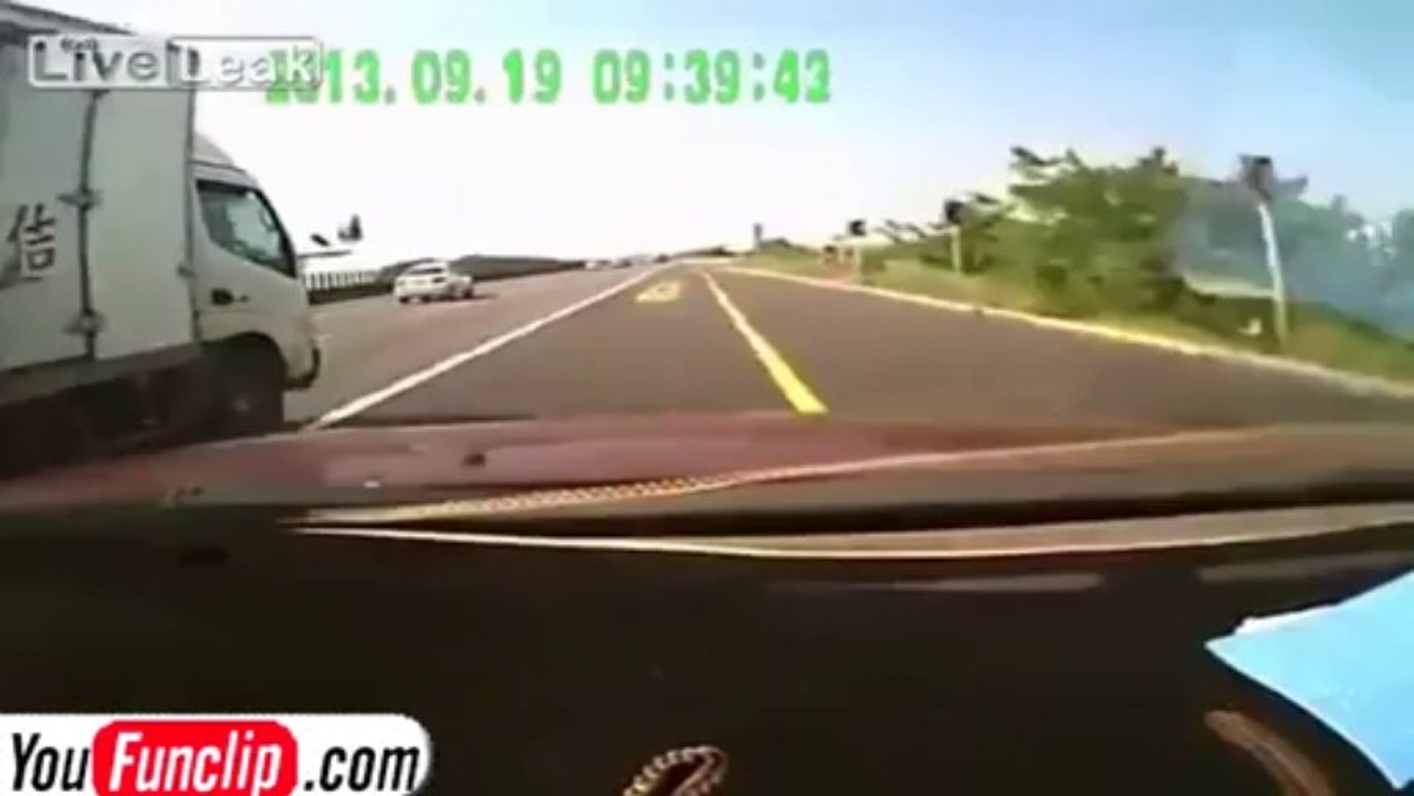 Un camion fou rentre dans une voiture et provoque un gros accident!