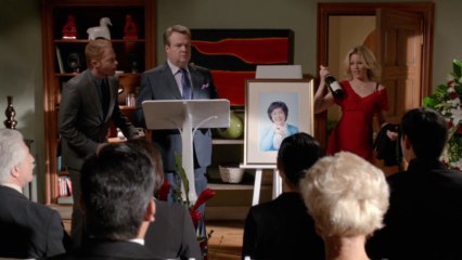 Exclusive: Elizabeth Banks’ Hilarious Cameo on Modern Family