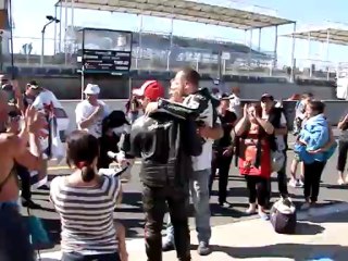 JOHN PORTE PAR EN TRIOMPHE PAR SON GRAND FRERE A L'ARRIVEE DES 24H.TMC35.