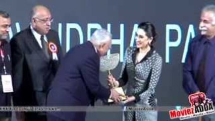 Karisma Kapoor Walks The Ramp @ Globoil India Awards 2013