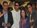 Spotted Shahrukh and Farah Mobbed at Mumbai Airport