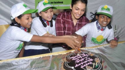 Eesha Koppikar Celebrates Her Birthday With Smile NGO Kids !