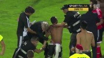 L'entraîneur de Benfica pète les plombs et se bat avec la police !