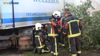 Grote ravage door ongeluk vrachtwagen Sellingen - RTV Noord