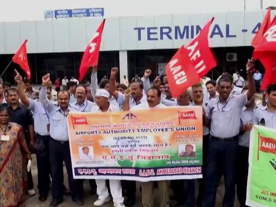Airport workers to strike over privatization