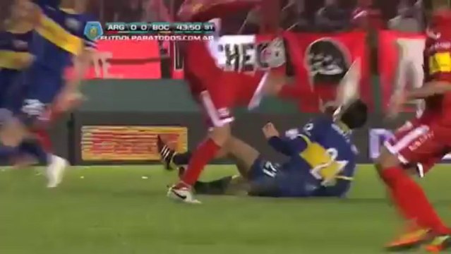 Iñiguez traba con la cabeza. Argentinos 0 Boca 0. Torneo Inicial 2013. Fecha 8. Fútbol Para Todos.