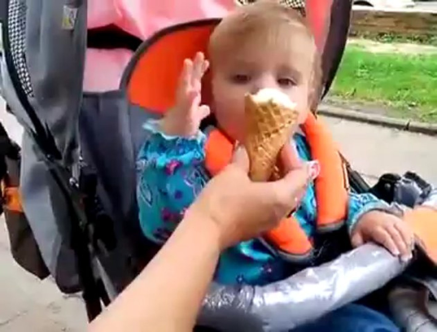 Bebe Mange De La Glace Pour La Premiere Fois Video Dailymotion