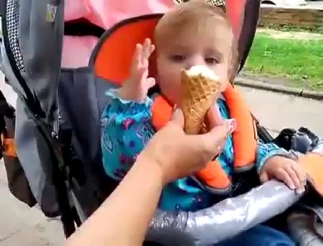 La vidéo de ce bébé en train de manger sa première glace vous fera  certainement rire - Vidéo Dailymotion