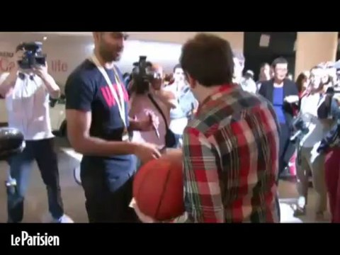 Tous fans de Tony Parker, en dédicaces sur les Champs-Elysées