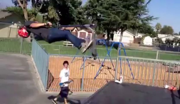 Backflip en trottinette : Gros FAIL!