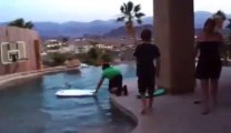 Surf dans une piscine : Gros FAIL. Il tappe la tête au bord!