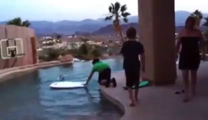 Surf in a POOL : FAIL! Head on the floor.