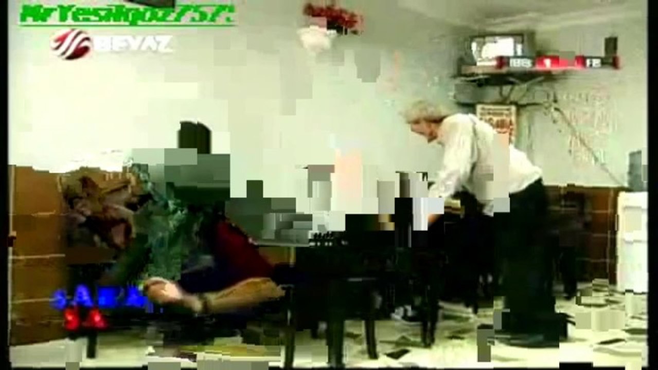 Mustafa Karadeniz Adama Bakıp Gülme Şakası