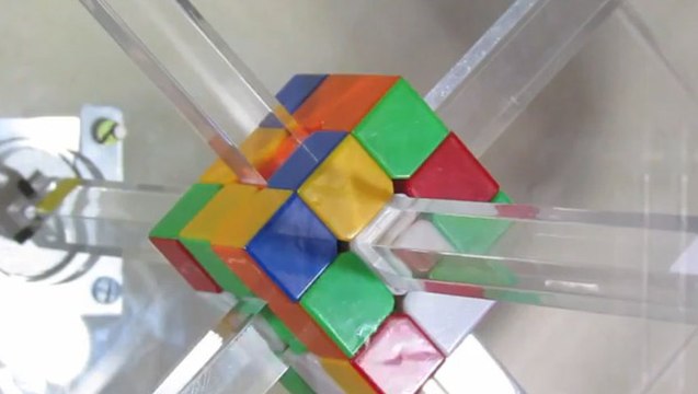 Un robot termine un Rubik's cube en 1 seconde