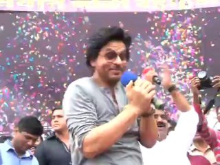 Shahrukh Khan breaks Dahi Handi in Mumbai