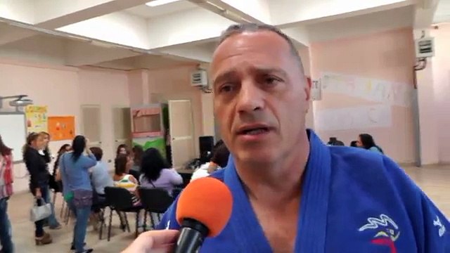 Napoli - La Bcc dona zainetti agli studenti di Scampia -2- (24.09.13)