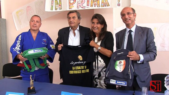 Napoli - La Bcc dona zainetti agli studenti di Scampia -1- (24.09.13)