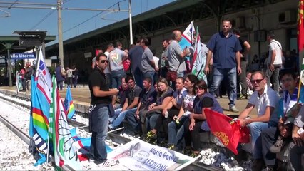 Villa Literno (CE) - Gli operai indesit bloccano la stazione ferroviaria (24.09.13)