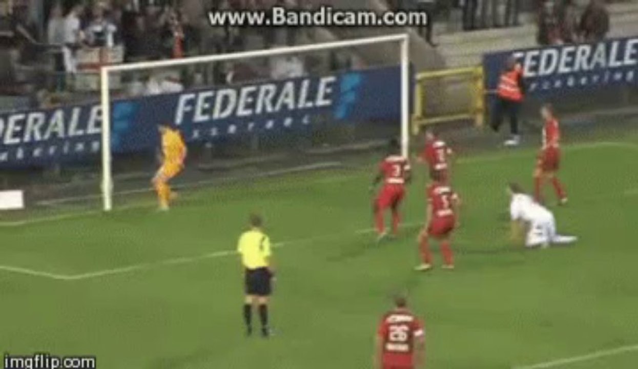 Glenn van der Linden misses a penalty but scores an overhead on the rebound