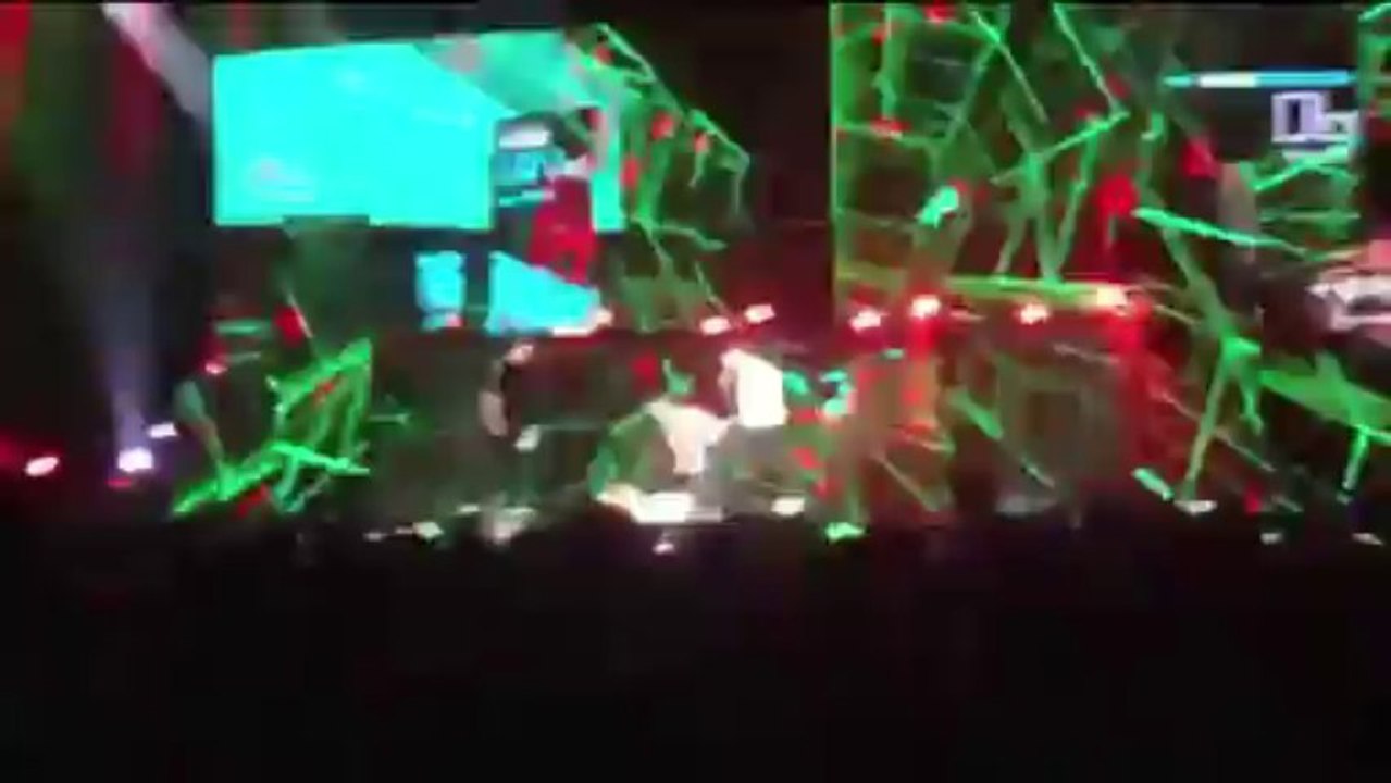 Un One Direction glisse en plein concert